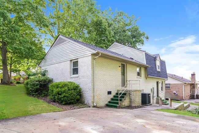 Building Photo - 1600 Sir Galahad Rd