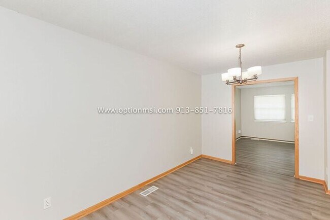 Building Photo - Towers 120- Spacious towhnhome!