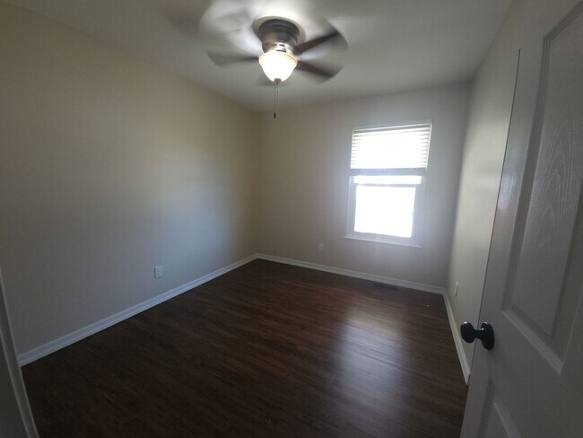 Building Photo - 3 bedroom 3 bathroom house with lots of extras
