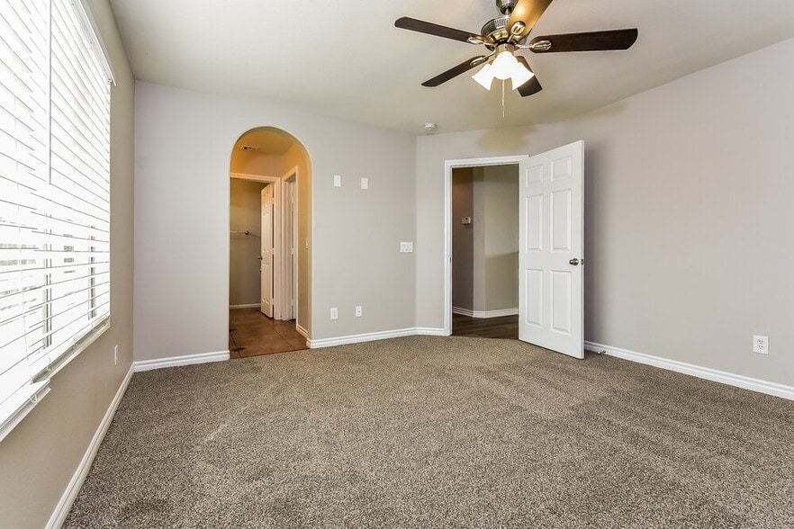 Building Photo - 5305 N Santa Fe Heights St