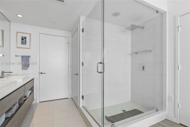 Building Photo - 460 NE 28th St