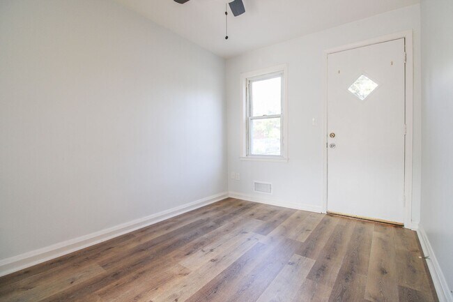 Building Photo - 1096 Cameron Rd