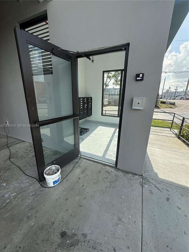 Building Photo - 1091 E 17th St