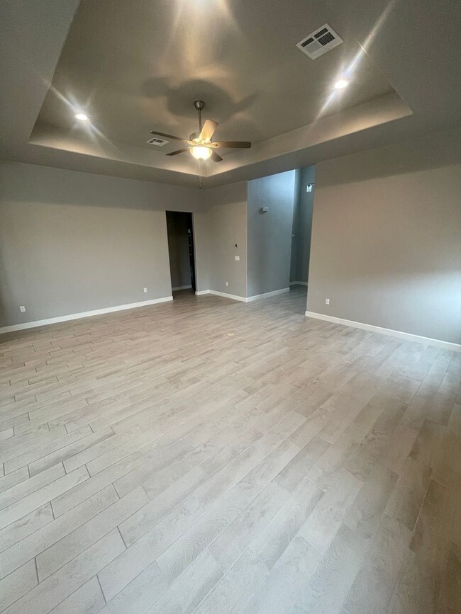 Building Photo - Gorgeous Newer 3 Bedroom / 2.5 Bathroom Ho...