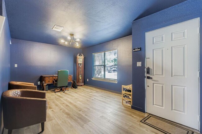 Building Photo - 1202 Hughmont Dr