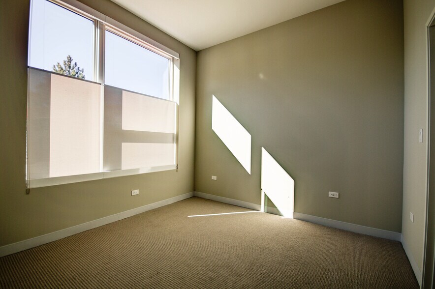 Building Photo - 840 W Grand Ave