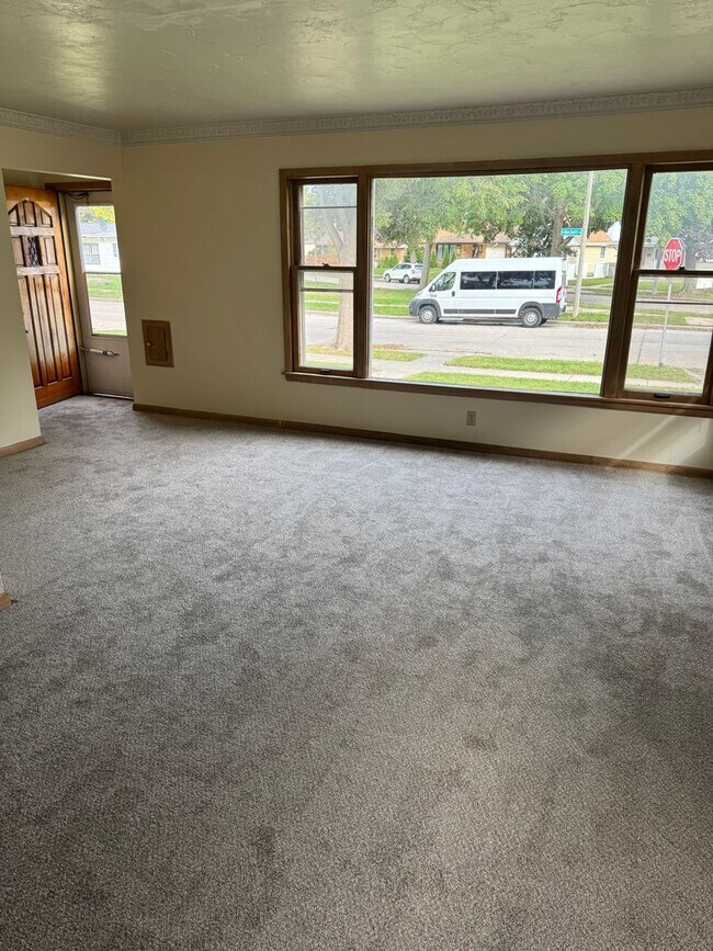 Building Photo - Newly Renovated 3-Bedroom Upper Flat Near ...