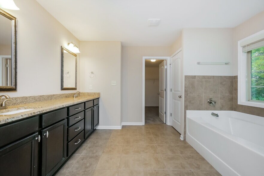 Building Photo - 390 Cliffhaven Cir