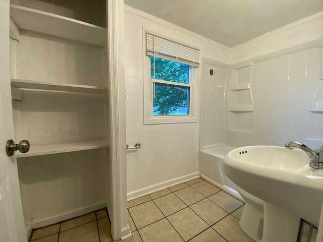 Building Photo - Germantown / Salemtown House for Rent!  2 Beds w/ extra rooms  + 2 full baths!