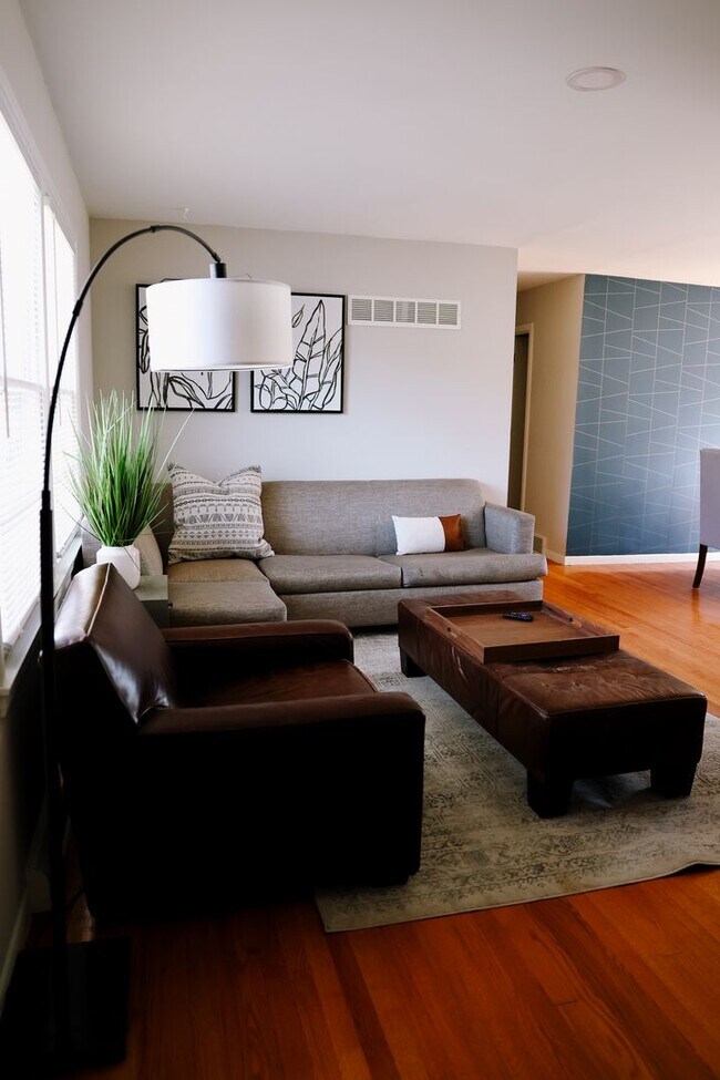 Building Photo - Spacious 3 Bedroom, 2 Bath Duplex with Att...