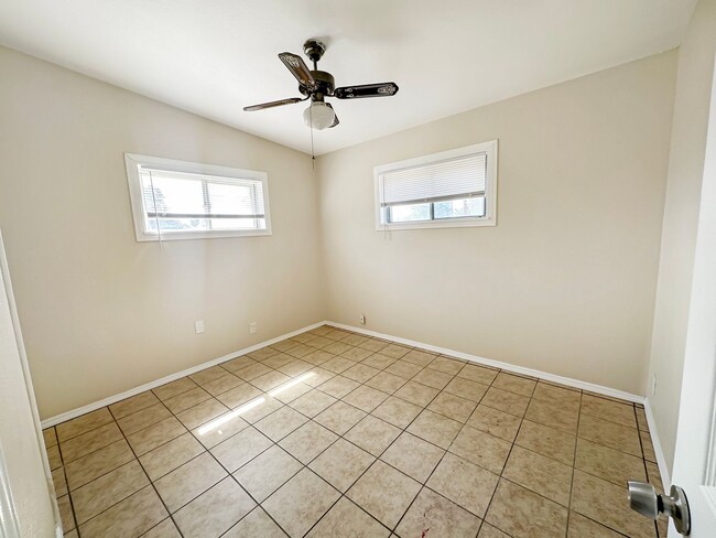 Building Photo - 1820 N Gila Dr