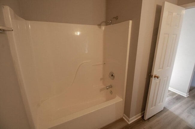 Building Photo - 2533 Northampton Dr