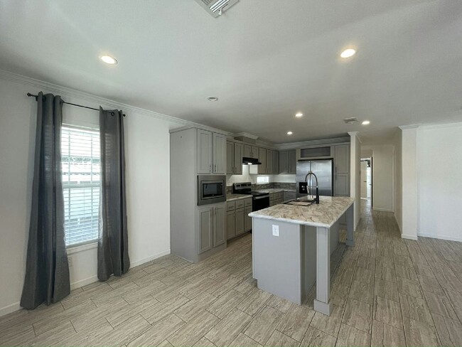 Building Photo - 13128 Lemon Ave