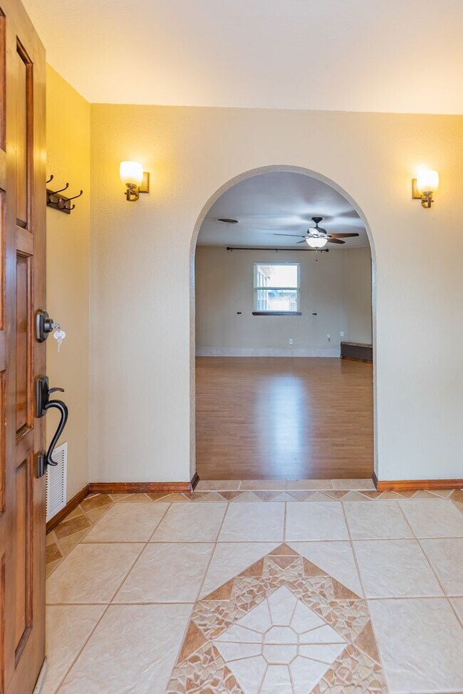 Building Photo - Beautiful Home Near Foothills Park With Gr...