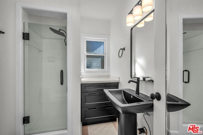 Building Photo - 629 N Rexford Dr