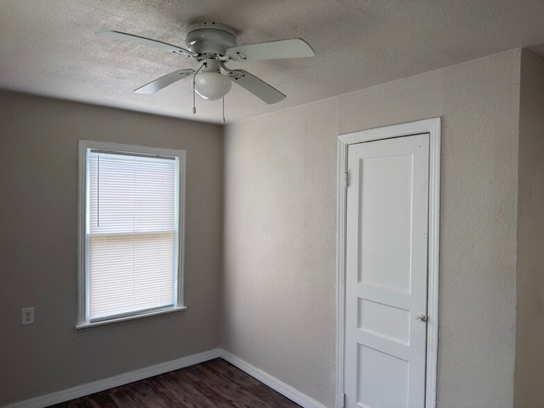 Building Photo - 1422 W Mariposa Dr