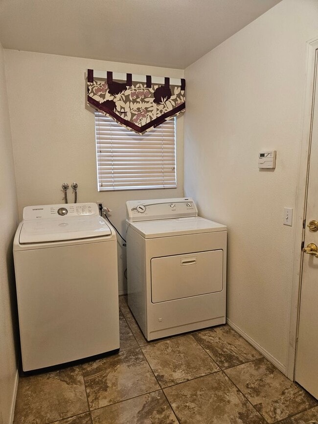 Building Photo - 3 Bedrooms, Den, 2 Bathrooms, 3 Car Garage...