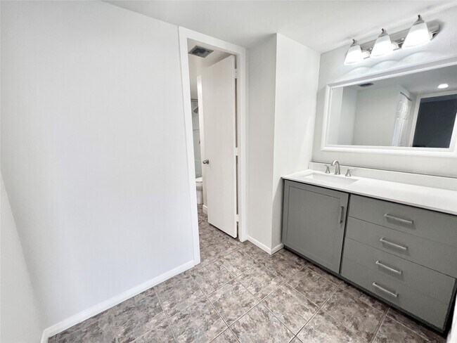 Building Photo - 2016 Main St