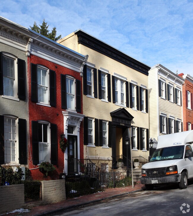 Primary Photo - 1666 32nd St NW