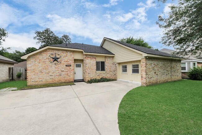 Building Photo - 2614 Village Cir Dr