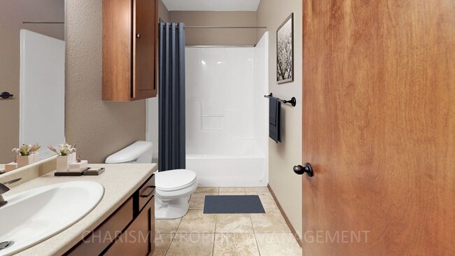 Building Photo - SPACIOUS AND AMENITY FILLED 3 BD, 2.5 BA T...