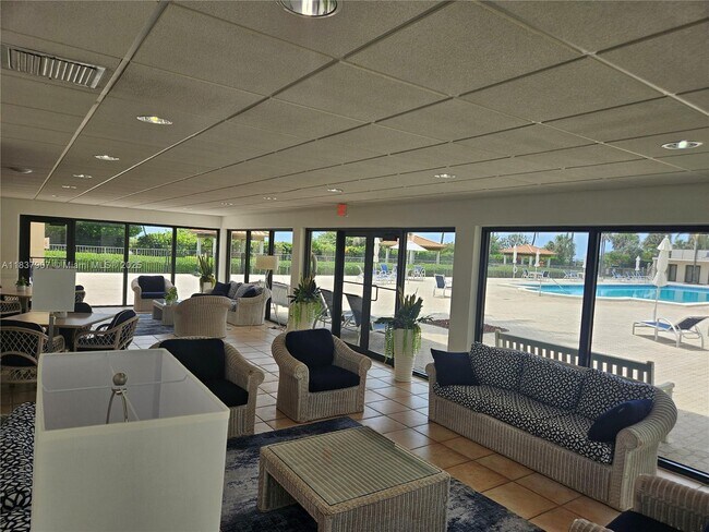 Building Photo - 2625 Collins Ave