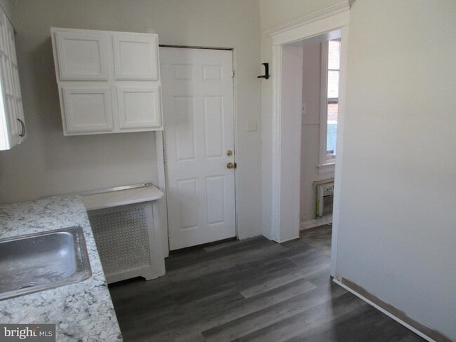 Building Photo - 4123-4100 Tyson Ave