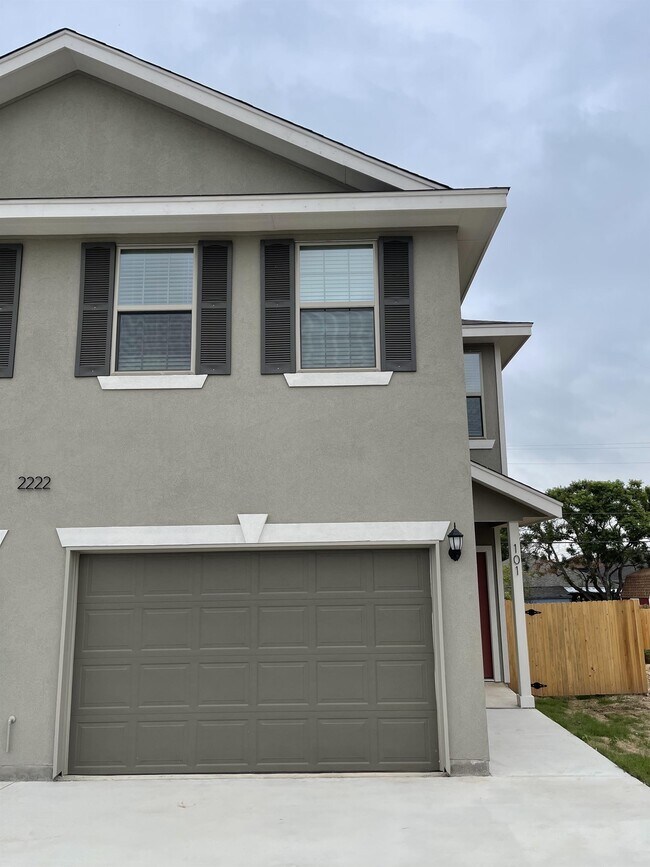 Building Photo - 2222 Sandlewood Cove