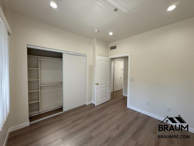 Building Photo - 10849 Fruitland Dr