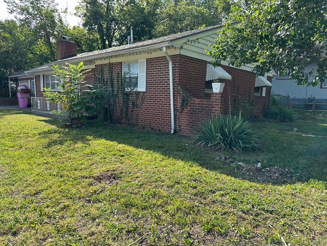 Building Photo - Newly Renovated 4 br/2ba Home in -Steps Aw...