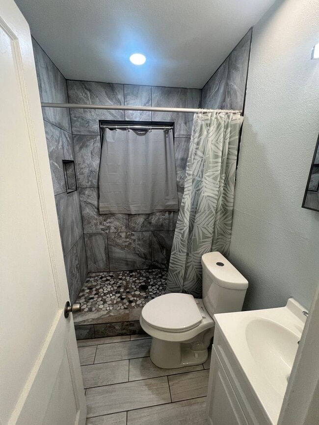 Building Photo - 520 N Montreal Ave