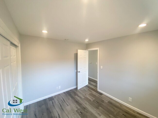 Building Photo - $3195 - Remodeled 2Bed/1 Bath Duplex in th...