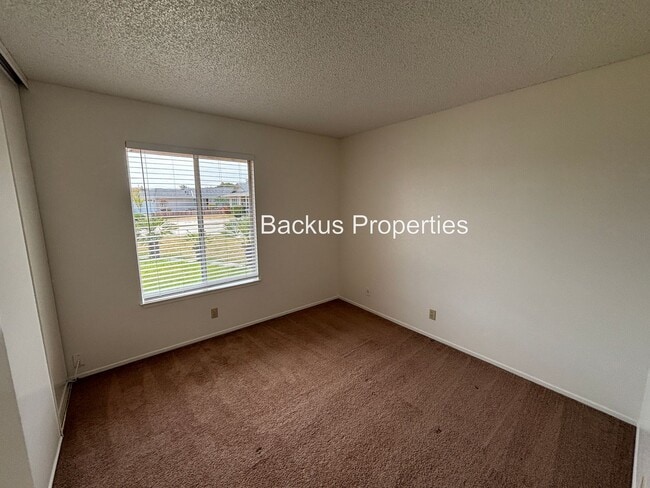 Building Photo - Spacious fenced yard - Three bedroom home ...