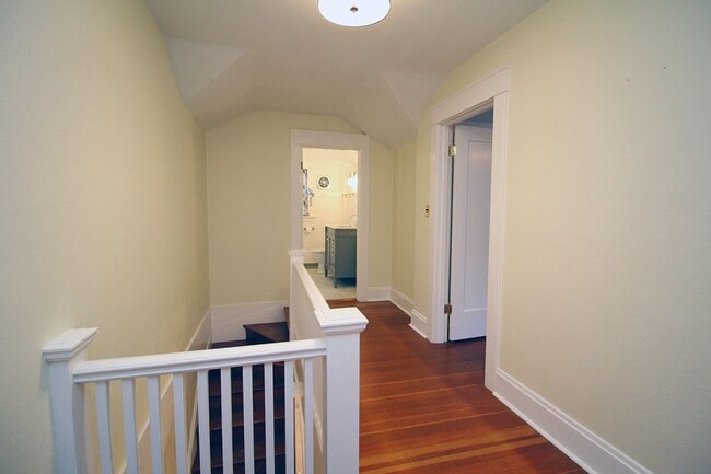 Building Photo - 803 NE Laurelhurst Pl