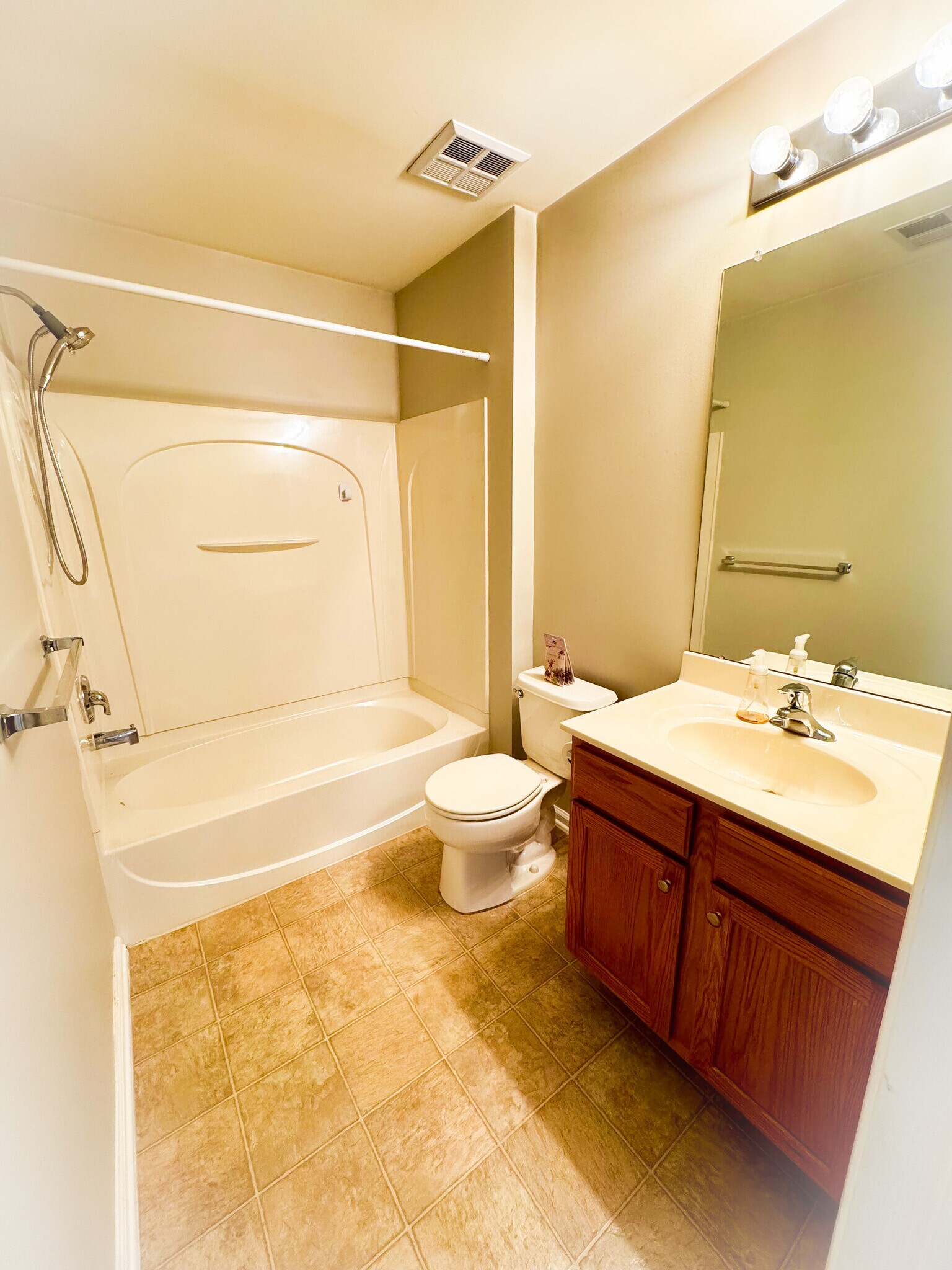 Building Photo - 136 Lionheart Ln