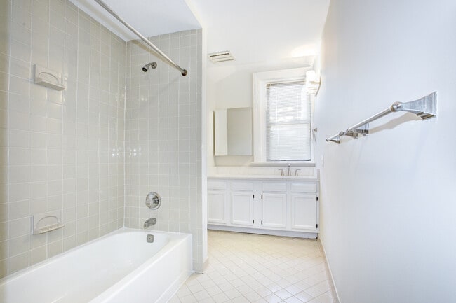 Building Photo - Adorable AdMo Abode w/ Awesome Roof Deck!