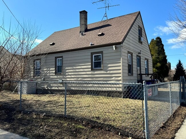 Building Photo - 3 bedroom Kenosha cape cod