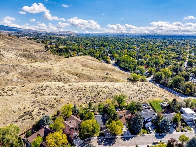 Building Photo - Cozy Hillside Boise Beauty Available 1/1/26!