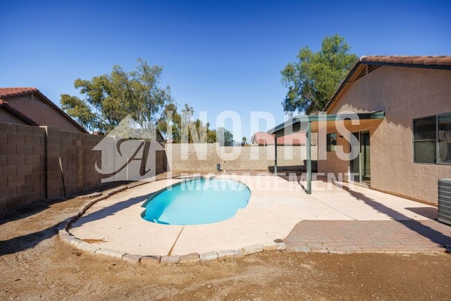 Building Photo - Great Home Located in Town with a Pool