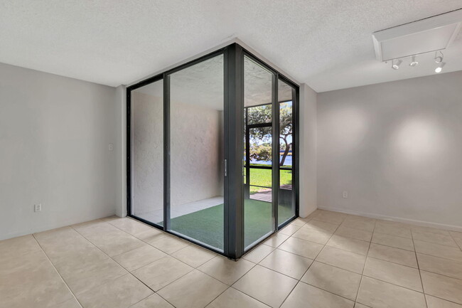 Building Photo - 950 Lavers Cir