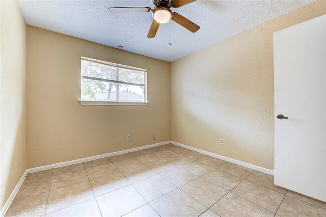 Building Photo - 4035 Green Crest Dr