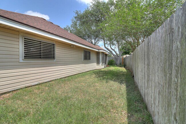 Building Photo - 4321 Holly Ridge Dr