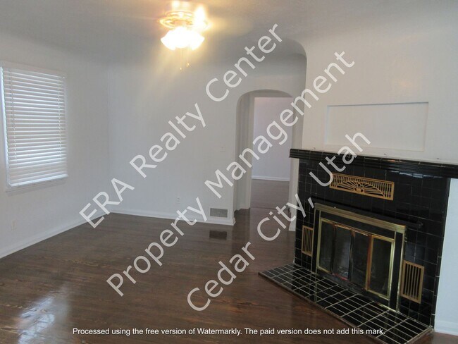 Building Photo - Move-in Bonus!!! Charming 4 bedroom, 2 bath single family home