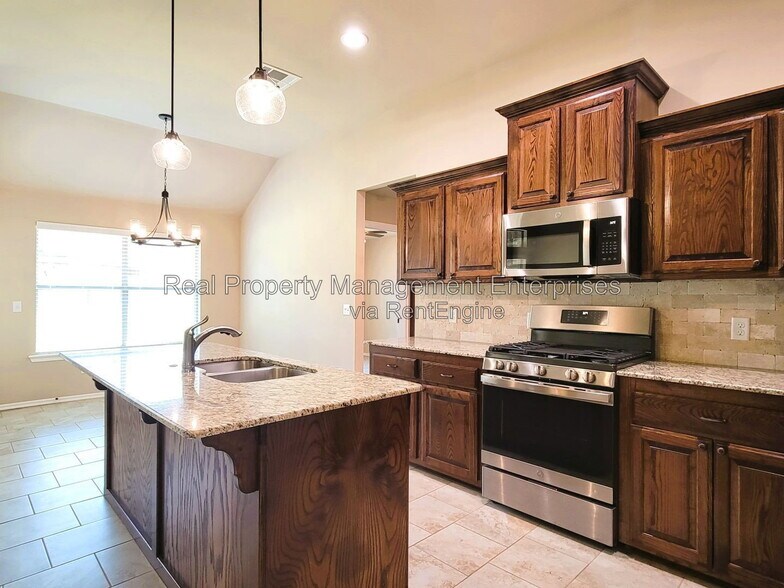 Building Photo - 4500 Oasis Ct