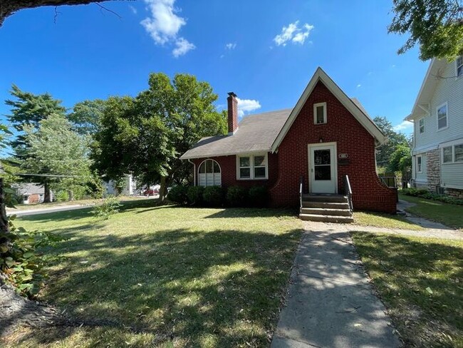 Primary Photo - Charming 3 bedroom, 1.5 bathroom home in I...