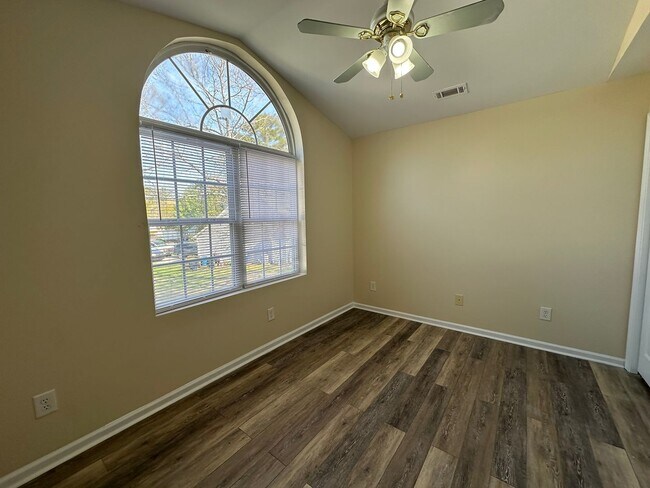 Building Photo - 204 Grandford Pl