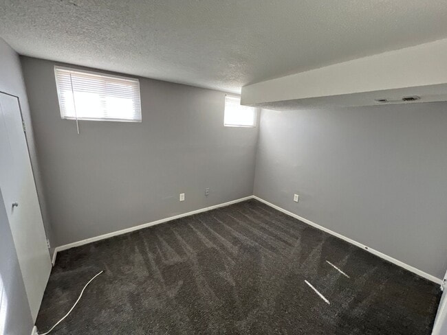 Building Photo - Spacious Split-Level Duplex in Lee’s Summit