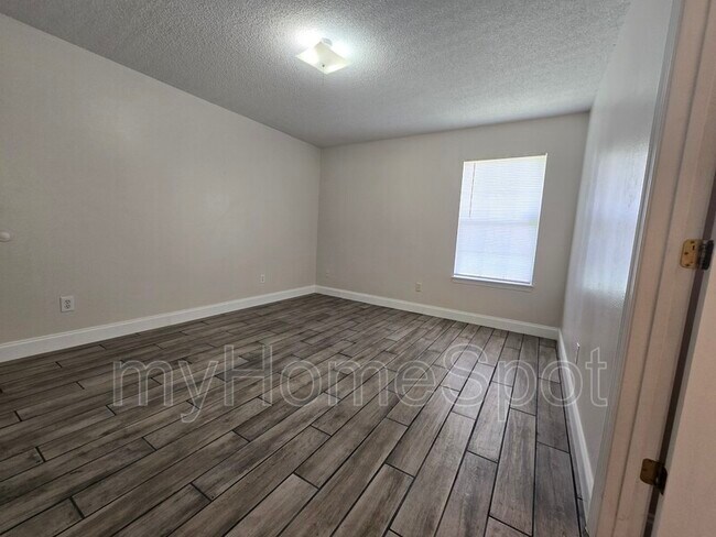 Building Photo - 8900 Forest Oak Dr