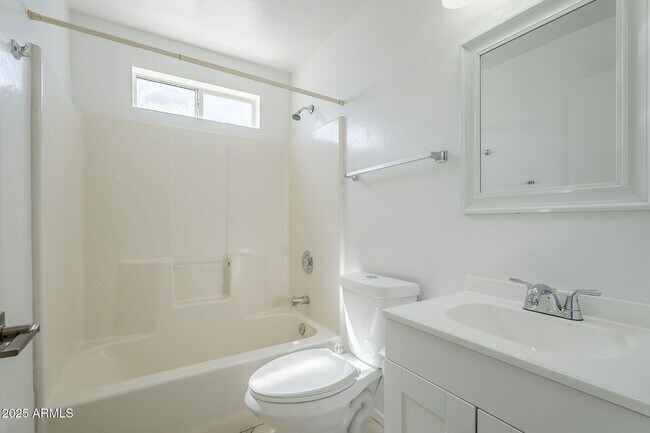 Building Photo - 678 S Silver Dr
