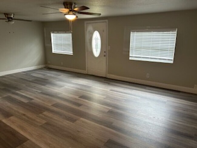 Building Photo - 3 bdrm/2 bath home available immediately!